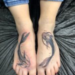 Koifische in schwarzer Farbe als Fußtattoo