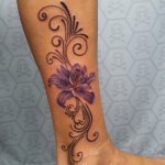 Tattoo am Bein Blüte mit Lines