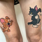 Tattoo auf beiden Beinen mit jeweils Tom & Jerry