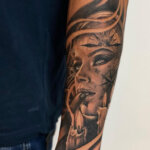 Tattoo einer Dame mit Kompass