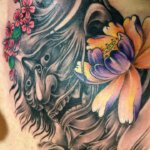 Oni schwarz mit bunten Blumen Tattoo