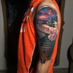 Oberarm Tattoo, als Motiv eine kosmische Eule