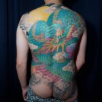 Komplett Rücken Tattoo als Motiv ein grüner japansischer Drache
