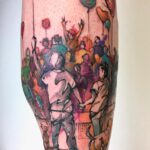 Tattoo im bunten Sketch-Stil und abgebildet sind jubelnde Kinder