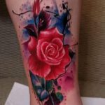 Watercolor Tattoo mit Rosenmotiv