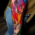 Unterarm Tattoo mit Bunten Stiften als Motiv