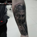 Schwarz/Weiß Realistik-Tattoo von einem Gesicht