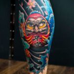 Daruma Tattoo mit blauem Hintergrund