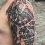 Biomechanisches Tattoo am Oberarm