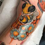 Biene mit Blumen und Wabe