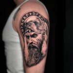 Odin mit Bärenfell und Runen als Tattoomotiv