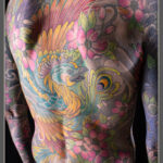 Rückentattoo mit Pfau und Blumen im Asiatischen Stil